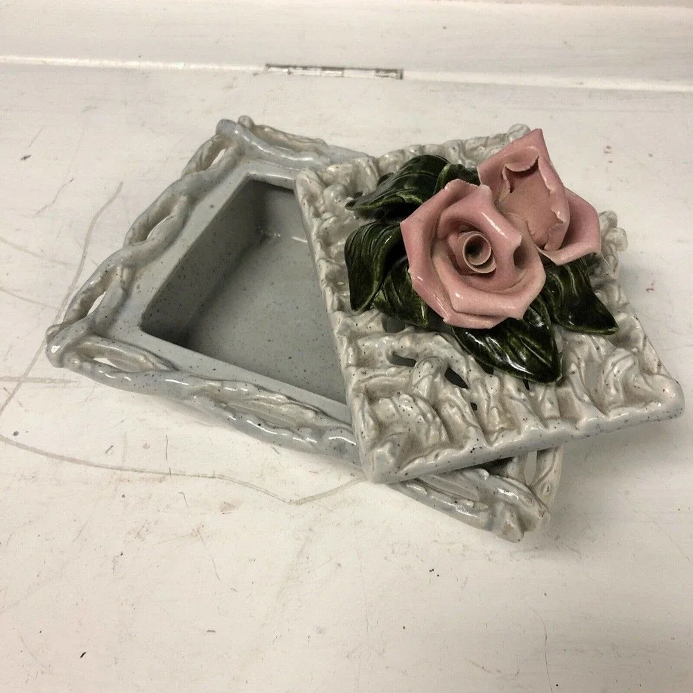 Vtg‎ 1951 Frazier California Pottery Briar Weave Trinket Box W/ Roses 6” X 5”